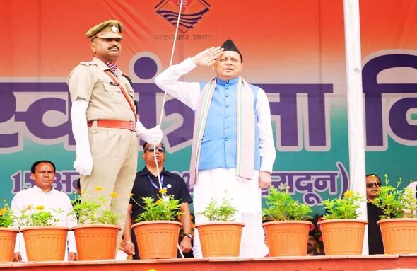 CM Dhami hoisted the tiranga