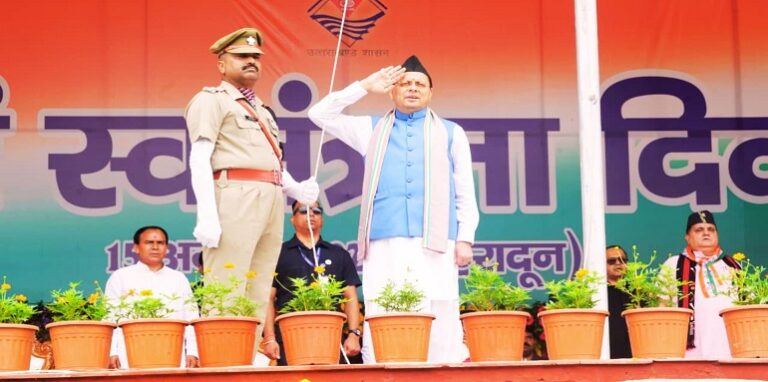 CM Dhami hoisted the tiranga