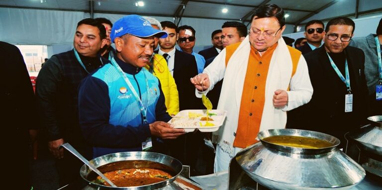 CM Dhami served food to the players