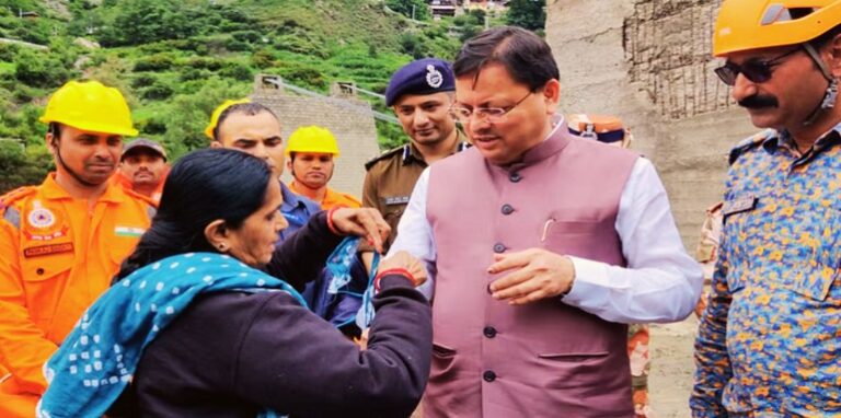 woman tore her scarf and tied Rakhi to CM Dhami