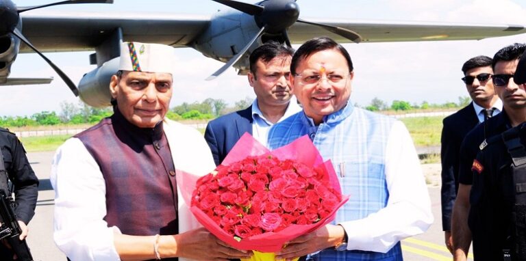 CM Dhami welcomed Defense Minister Rajnath Singh at Pantnagar Airport