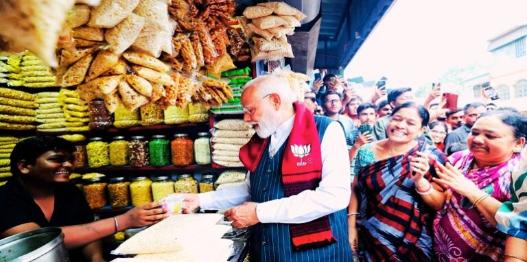 PM Modi stops at Jhalmuri shop