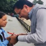 CM Dhami met the little girl