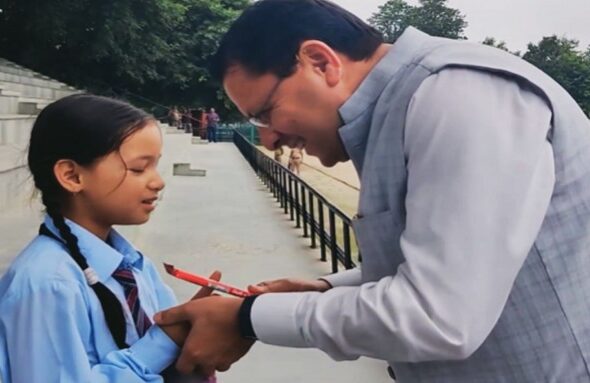 CM Dhami met the little girl
