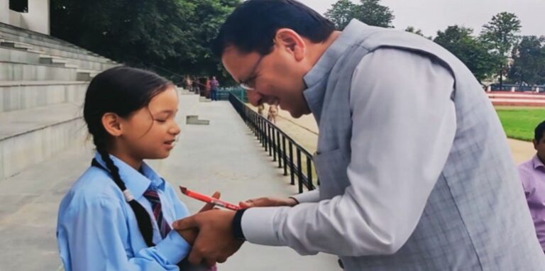 CM Dhami met the little girl