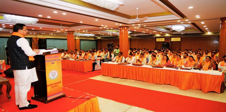 CM Dhami interacted with the workers