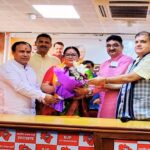Srinagar mayor and 10 councillors join BJP