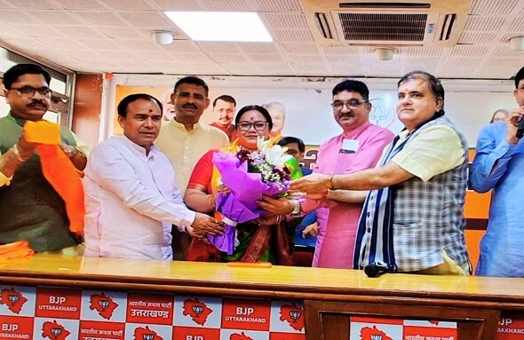 Srinagar mayor and 10 councillors join BJP