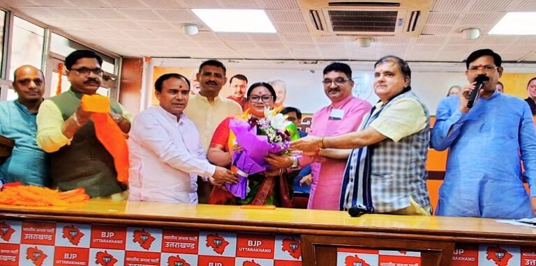 Srinagar mayor and 10 councillors join BJP