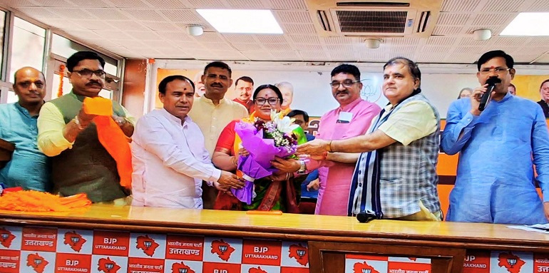 Srinagar mayor and 10 councillors join BJP